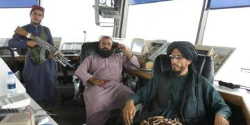 طالبان فرودگاه نیمه‌تخریب شده کابل را در اختیار گرفت