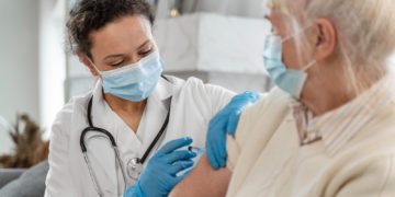 اسراییلی‌های بالای 60 سال در حال دریافت دُز سوم واکسن کرونا هستند