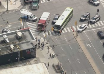 تصادف شدید اتوبوس با عابر پیاده در نورث یورک