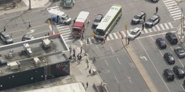 تصادف شدید اتوبوس با عابر پیاده در نورث یورک