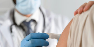 دولت در حال بررسی اجباری کردن واکسیناسیون برای برخی کارکنان است