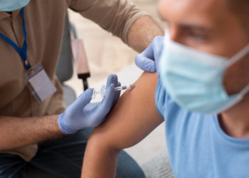 کارکنان واکسینه‌نشده بیمارستان‌های آنتاریو با تعلیق مواجه شدند