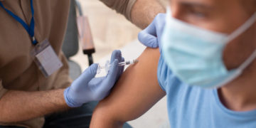 کارکنان واکسینه‌نشده بیمارستان‌های آنتاریو با تعلیق مواجه شدند