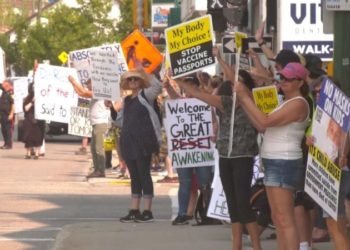 نخست‌وزیر آنتاریو: گردهمایی در برابر بیمارستان‌ها “خودخواهانه، بزدلانه و بی‌مسئولیتی” است