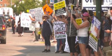 نخست‌وزیر آنتاریو: گردهمایی در برابر بیمارستان‌ها “خودخواهانه، بزدلانه و بی‌مسئولیتی” است