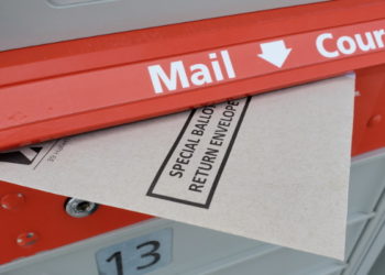 شیوه رای‌گیری پستی حقوق رای‌دهندگان نابینا را نقض می‌کند