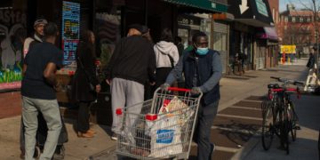 احتمال ابتلا به کرونا بر اثر تماس با وسایل بسیار اندک است