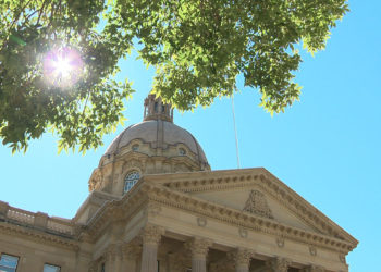 یکی از کارکنان دولت استانی علیه دفتر نخست‌وزیر آلبرتا شکایت کرد