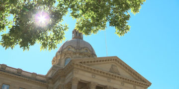 یکی از کارکنان دولت استانی علیه دفتر نخست‌وزیر آلبرتا شکایت کرد