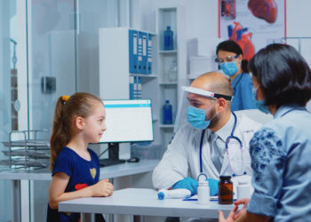 بیش از یک سوم آمار مبتلایان کرونا در آنتاریو مربوط به دانش‌آموزان است