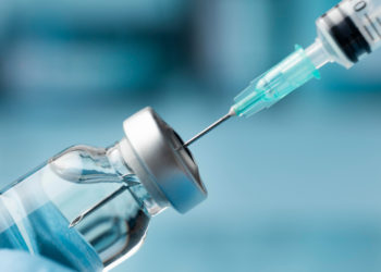 دولت کبک کوتاه آمد؛ مهلت واکسیناسیون کارکنان بخش درمان تمدید شد