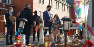 ترودو در کمپلوس با بومیان دیدار و از آنها عذرخواهی کرد