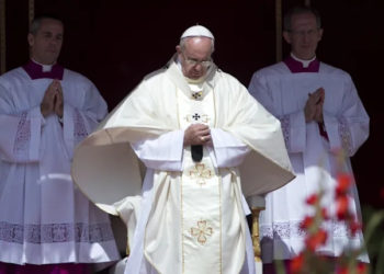 پاپ به کانادا سفر می‌کند