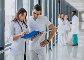 گواهی‌نامه فعالیت اعضای واکسینه‌نشده نظام پرستاری کبک تعلیق می‌شود