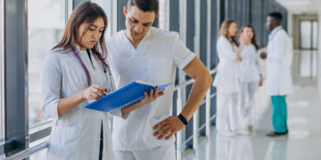 گواهی‌نامه فعالیت اعضای واکسینه‌نشده نظام پرستاری کبک تعلیق می‌شود