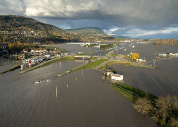 سه جسد از میان گل و لای سیل بریتیش کلمبیا کشف شد
