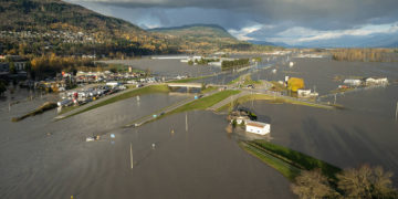 سه جسد از میان گل و لای سیل بریتیش کلمبیا کشف شد