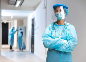 چرخش عجیب در سیاست دولت آنتاریو: واکسیناسیون اجباری کارکنان بیمارستان‌ها لغو شد