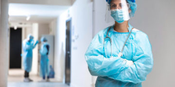 چرخش عجیب در سیاست دولت آنتاریو: واکسیناسیون اجباری کارکنان بیمارستان‌ها لغو شد