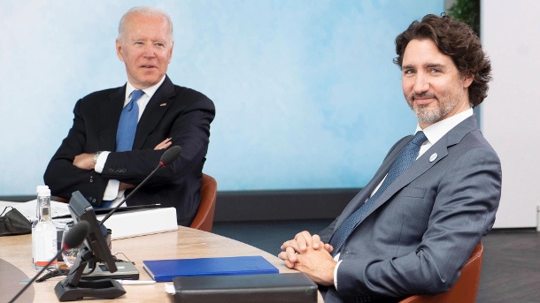 justin trudeau und joe biden sitzen beim g7 gipfel nebeneinander archivbild die beiden hatten eine sportwette laufen