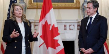 وزیران خارجه کانادا و آمریکا درباره مالیات خودروهای برقی و خط لوله نفتی گفت‌وگو کردند