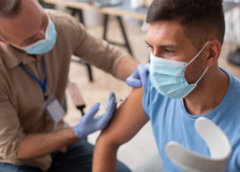 آنتاریو برای مشارکت داوطلبان در برنامه واکسیناسیون همگانی فراخوان داد