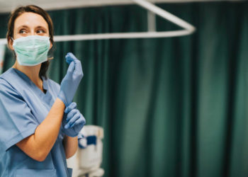 برخی از درمان‌گران مبتلا به کرونا در کبک به کارشان ادامه می‌دهند