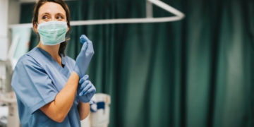 برخی از درمان‌گران مبتلا به کرونا در کبک به کارشان ادامه می‌دهند