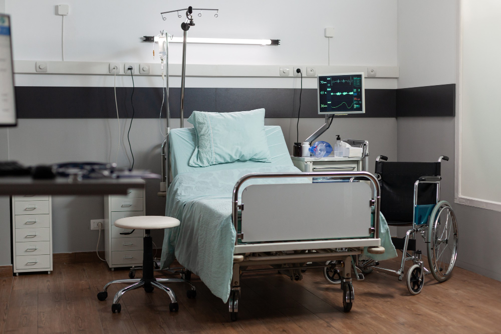 empty hospital room with nobody it having single bed