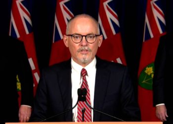 پزشک ارشد آنتاریو: باید زندگی در کنار کرونا را بیاموزیم