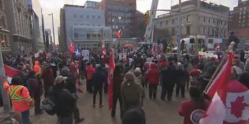 جمعیت معترضان نزدیک پارلمان کاهش یافت؛ دو نفر دستگیر شدند