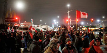 پلیس کانادا برای تخلیه معترضان از اَمبسدور بریج وارد عمل شد