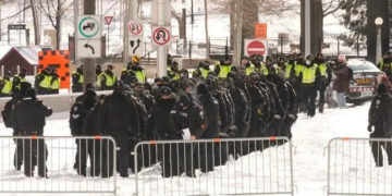 پلیس عملیات پایان‌دادن به اعتراض‌های اتاوا را آغاز کرد