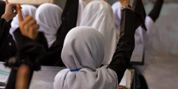 طالبان آینده دختران دانش‌آموز افغانستانی را سیاه کرد؛ 129 میلیون دختر در جهان از مدرسه بازمانده‌اند