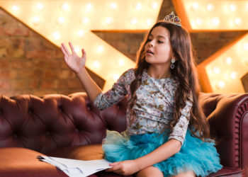 نمایش یکی از شیوه‌های آموزش فعال است؛ داستان‌گویی به رشد مهارت‌های ذهنی منجر می‌شود