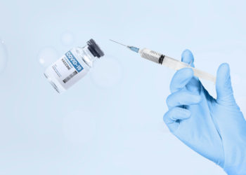 کمیته مشورتی ایمنی‌سازی کانادا تزریق نوبت چهارم واکسن به تمام بزرگسالان را توصیه کرد