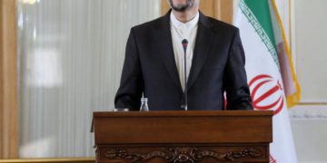 وزیر امور خارجه ایران: به تدوام مسیر دیپلماسی و پافشاری بر خطوط قرمزمان پای‌بندیم