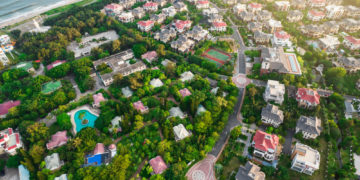 میانگین قیمت مسکن کانادا نسبت به فوریه امسال ۱۳ درصد کاهش یافت