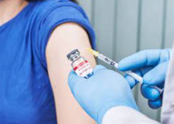 پزشک ارشد آنتاریو: همه بزرگسالان تزریق واکسن یادآوری را جدی بگیرند
