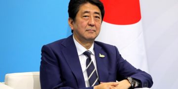 نخست‌وزیر سابق ژاپن هنگام سخنرانی ترور شد