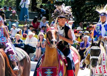 چگونه مهاجران می‌توانند اطلاعات بیش‌تری درباره بومیان کانادا به‌دست بیاورند؟