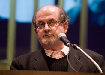 حمله با چاقو به سلمان رشدی در هنگام سخنرانی در نیویورک، او به دستگاه تنفس مصنوعی متصل است 9 حمله با چاقو به سلمان رشدی در هنگام سخنرانی در نیویورک، او به دستگاه تنفس مصنوعی متصل است