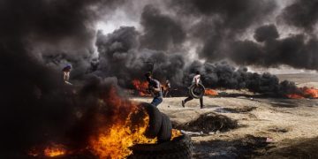 تبادل آتش میان اسراییل و شبه نظامیان غزه ادامه دارد؛ فلسطینی‌ها ۱۵ کشته و ۸۰ زخمی دادند