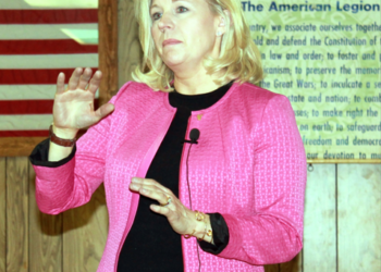 «لیز چینی» از نامزد مورد حمایت ترامپ در انتخابات درون حزبی جمهوریخواهان شکست خورد 3 «لیز چینی» از نامزد مورد حمایت ترامپ در انتخابات درون حزبی جمهوریخواهان شکست خورد