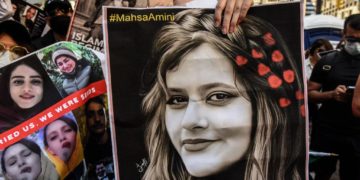 هزاران نفر در مرکز ونکوور برای حمایت از اعتراض‌ها در ایران گردهم آمدند