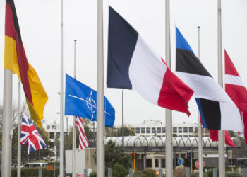 هفتاد هزار نفر در پراگ علیه دولت چک، اتحادیه اروپا و ناتو تظاهرات کردند 7 هفتاد هزار نفر در پراگ علیه دولت چک، اتحادیه اروپا و ناتو تظاهرات کردند