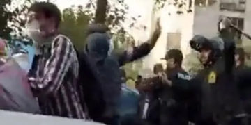 نگرانی از برخورد خشونت آمیز پلیس با معترضین در سایه اختلال در اینترنت