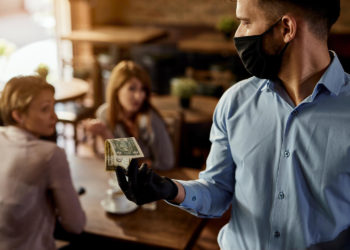 خشم و دلزدگی مشتریان از افزایش سرسام‌آور درخواست انعام برخی کسب‌وکارها
