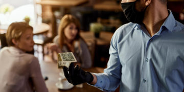 خشم و دلزدگی مشتریان از افزایش سرسام‌آور درخواست انعام برخی کسب‌وکارها