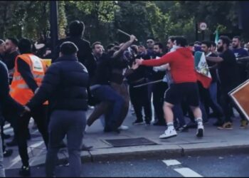 دوقطبی‌سازی بر چهره جامعه چنگ می‌‌کشد؛ چه کسانی از دو‌قطبی‌سازی سود می‌برند؟